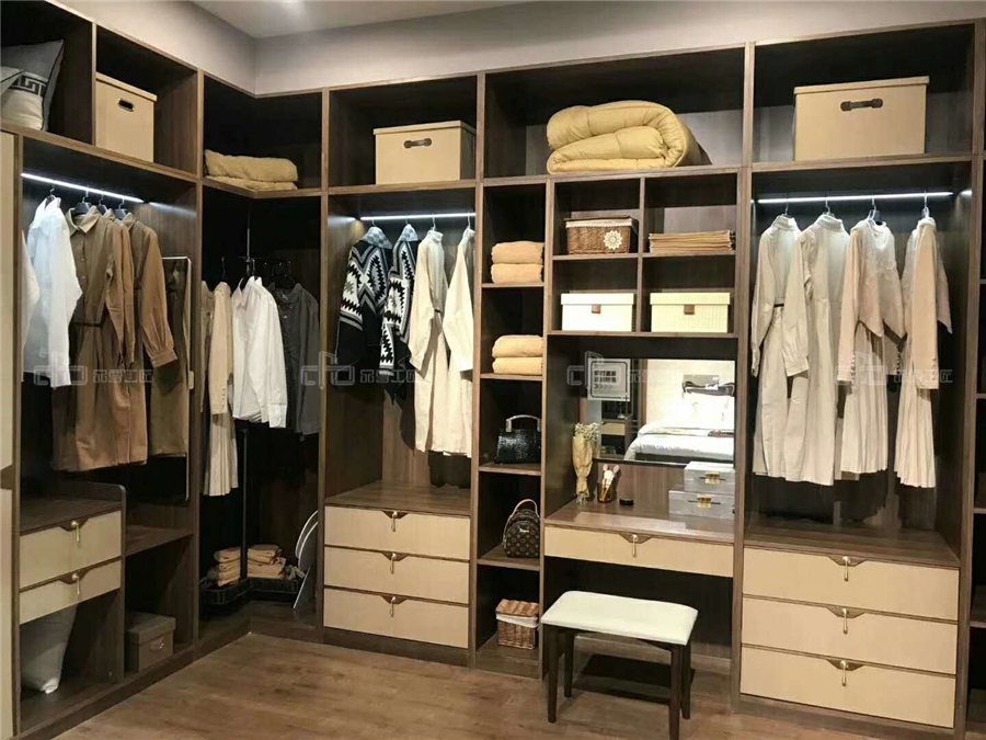 亚洲****综合网络 整木定制装修衣帽间时要注意什么?(图2)